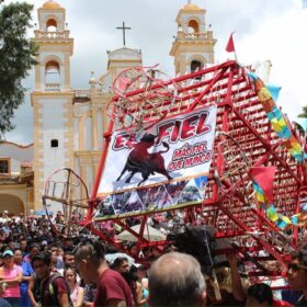El Toro de Petate: La leyenda que corre y baila por las calles de Xico
